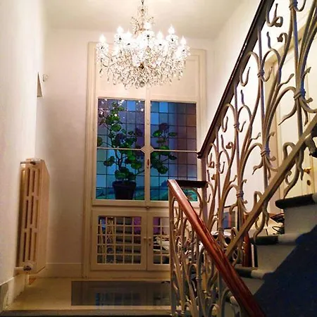Sleeps 9 With Pool And Air Con