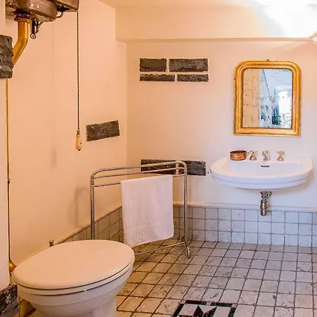 Sleeps 9 With Pool And Air Con 빌라 라글리오