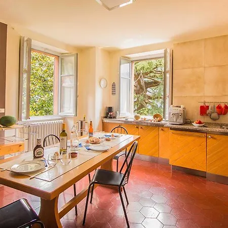 Sleeps 9 With Pool And Air Con